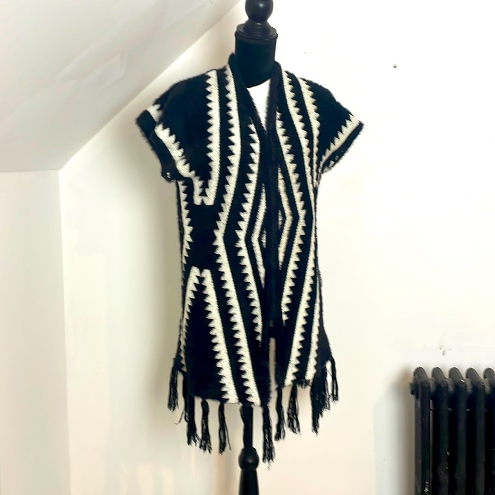 Chic Black and White Zigzag Poncho